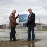 Guus Rondagh en Leks Verzijlbergh tonen de campus van Calatrava 